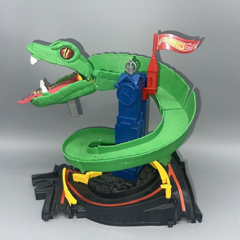 Hot Wheels Cobra Crush Car Play Set Fun Track with Snake 2017 Mattel FNB20